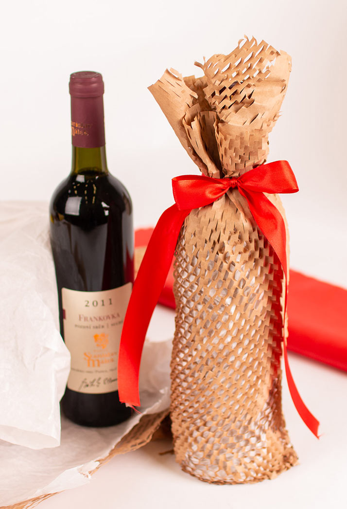 Dárkové balení vína pomocí Geami WrapPaku