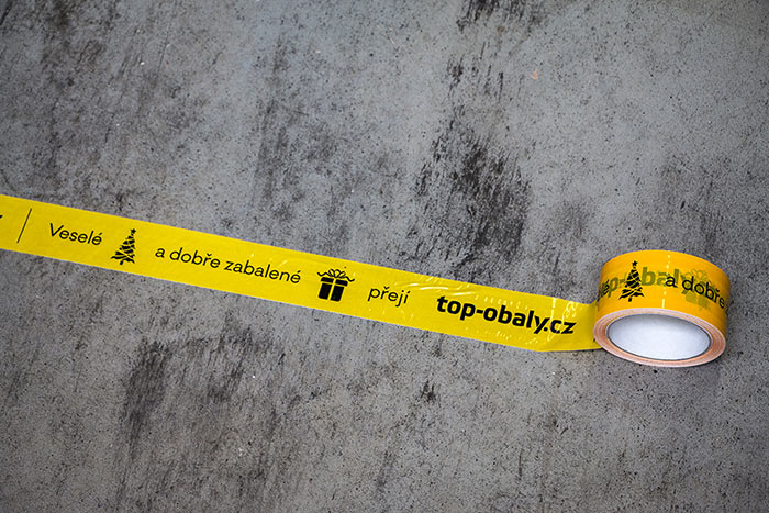 Vianočný lepiaca páska s logom nalepená na podlahe
