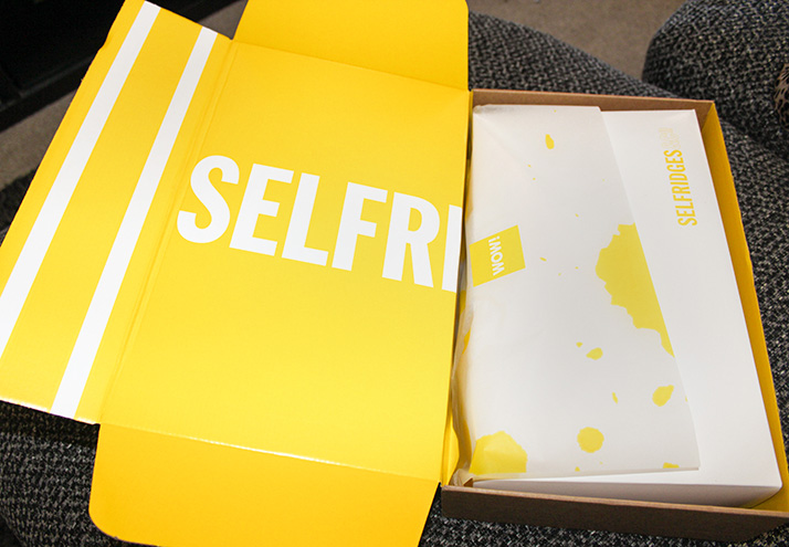Otevřená žlutá krabice z e-shopu Selfringed