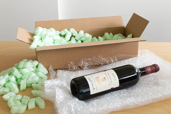 Víno zabalené do krabice s bublinkovou fólií